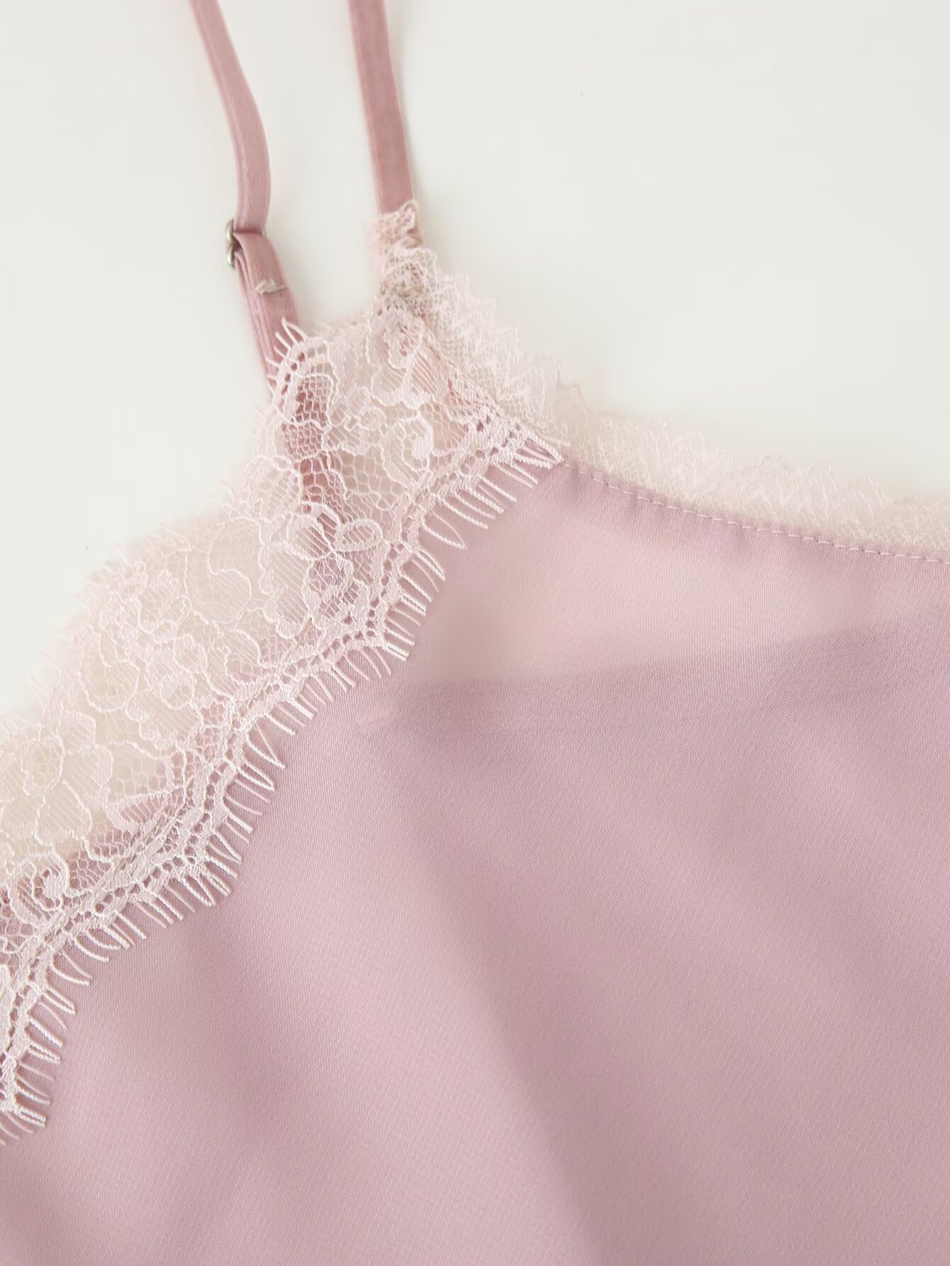 ชุดเสื้อสายเดี่ยวสีชมพูและกระโ - Lace Trim Cami บทวิจารณ์และราคา
